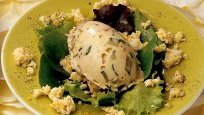 Yumurta şeklinde mayonezli ve tavuklu aspik