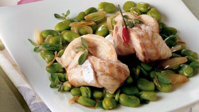 Sotelenmiş taze iç bakla ve fırınlanmış levrek