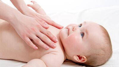 Bebeğinize banyodan sonra masaj yapın...
