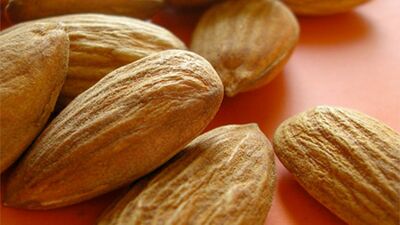 Soğuktan kızaran ellere bademyağı