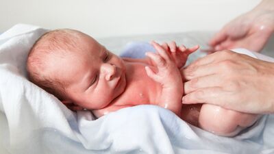 Göbek bağı düşmeden bebek yıkanır mı?