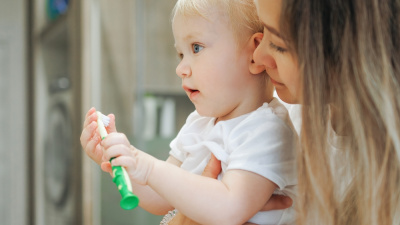  Bebeğin dişlerini ne zaman fırçalamaya başlamalı?