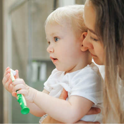 Bebeğin dişlerini ne zaman fırçalamaya başlamalı?
