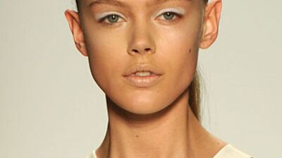 Kenarlardan ayrılmış saçlar...