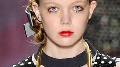 Sıkıca yapışmış ve parlak saçlar...