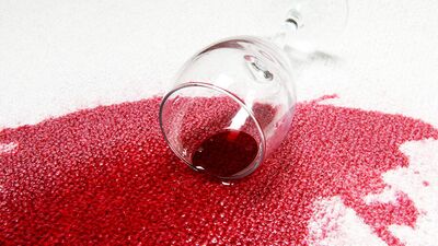 Halıya dökülen şarap lekesinin temizlenmesi