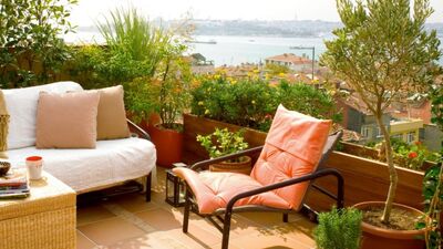 Üsküdar'da şehre göz kırpan bir çatı katı...