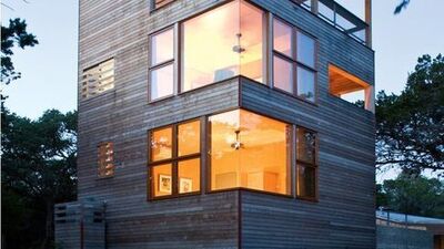 Travis gölüne uzanan bir kule