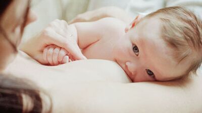 Anneden bebeğe sağlık köprüsü: Anne sütü
