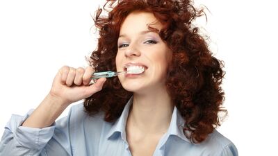 Yemekten hemen sonra diş fırçalamak zararlı mı?