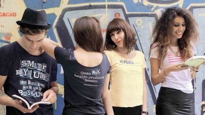 Elif Şafak'tan sesli tişörtler