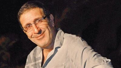 Cem Özer'den tiyatro izleyicisine çağrı: "Oyuna oyuncağınızla gelin"