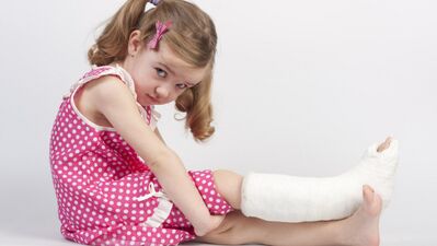 Bacağı kırılan çocuğunuz 1 haftada okula dönebilir