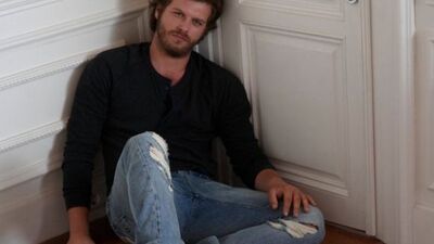 Mavi, defile şıklığını erkeklerin gardıroplarına taşıyor.