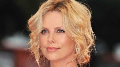 Charlize Theron 19 yaşından beri ilk kez yalnız kaldı!