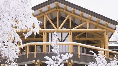Aspen'in zirvesinde, dağların bembeyaz örtüsüyle modernizmi buluşturan bir ev