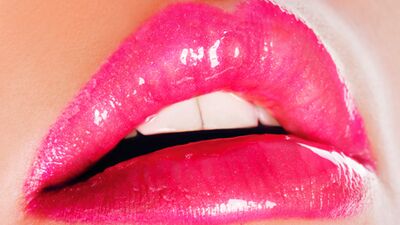 Fuşya rengi ruj ile yenilesi dudaklar