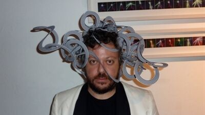 Rock star gibi yaşayan dâhi: Haluk Akakçe