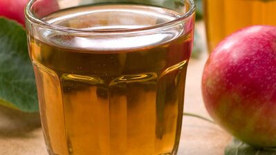 Pürüzsüz bacakların sırrı elma suyunda saklı