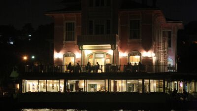 Boğaz'daki yalıda unutulmaz Ege geceleri