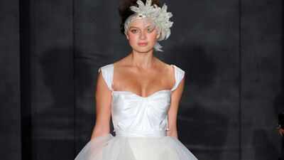 Ünlü tasarımcıların son moda gelinlikleri görücüye çıktı