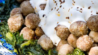 Pazı üzerinde bulgurlu köfte