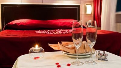 Sevgilinizin ayaklarını yerden kesecek yatak odası önerileri