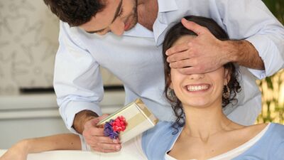 Sevgilisine hediye seçmekte zorlanan erkeklere hediye rehberi...