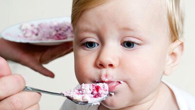 Mamayla beslenen çocuklar daha şişman oluyor