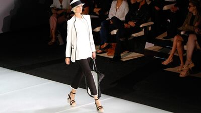 Emporio Armani 2012 İlkbahar/Yaz Koleksiyonu siyahla beyazı birleştiriyor