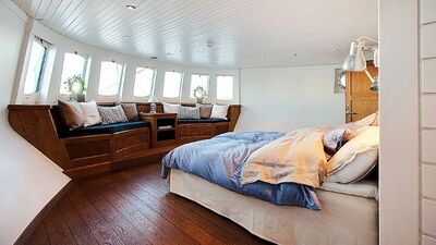 Denizin üstüne kurulmuş yüzen ev