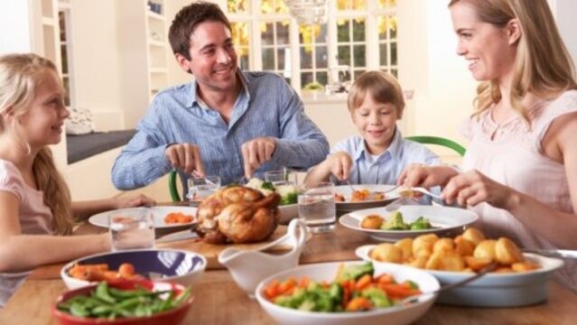 Ebeveynlerin çocuklarının yanında dikkat etmesi gereken 9 davranış