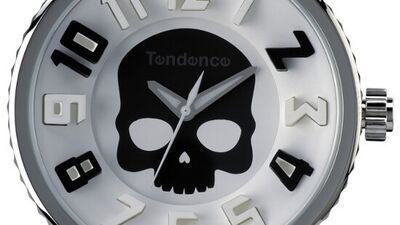 Renkleri ve tarzlarıyla ön planda olan "Kurukafa" tasarımlı saatler...