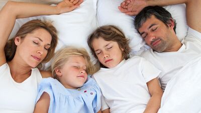 Çocuğunuzun ailesiyle birlikte uyumasının 5 faydası!