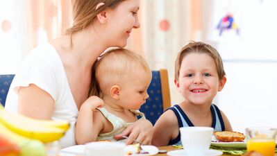 Bebeğinize yemek yedirmenin 12 yolu!