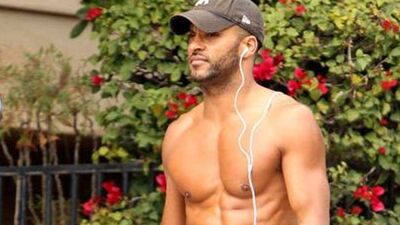 Baklavalarını göstermek için üstsüz koştu!