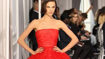 Güçlü kadınların rengi kırmızı bu sene yine çok moda
