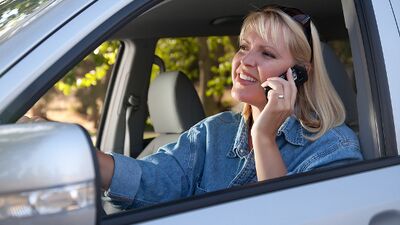 Araba kullanırken telefonla konuşanlar dikkat!