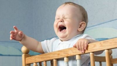 Çocuklar kulak ağrılarını 4 şekilde gösteriyor!