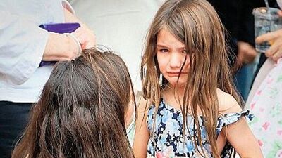 Suri paparazzileri görünce ağlıyor!