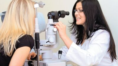 Göz yaşı eksikliği gözde ağrı yaratabilir!