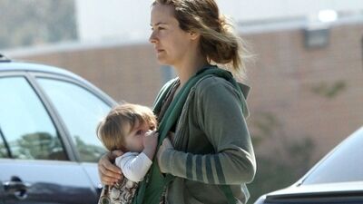 Alicia Silverstone bebeğini kendi ağzından besliyor!