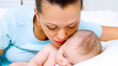 Bu anneler bebeklerini uyutmuyorlar!