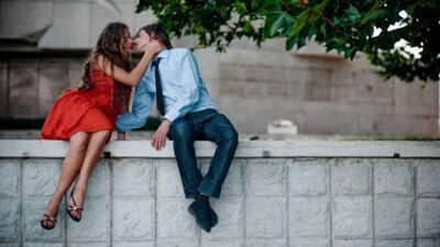 Erkek ilk buluşmada kırmızı giyen kadın için ne düşünüyor?