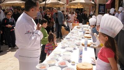 Minik eller anneleri için pasta yapacak!