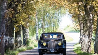 Efsane otomobiller uzun ince bir yolda