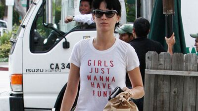 Ünlülerin yaratıcı mesajlar veren tişörtleri