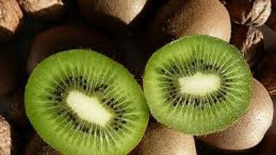 Göz çevrenize kiviyle bakım yapın