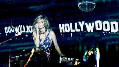 Alman modelin striptiz gösterisi aklınızı başınızdan alacak!