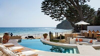 Okyanus kıyısında birbirinden güzel taş evler...